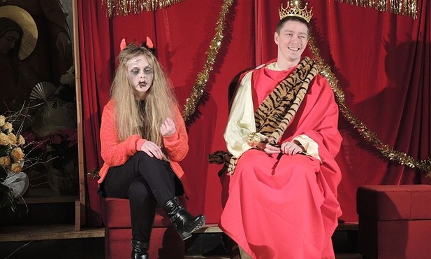Herod (w tej roli ks. Piotr Niemczyk) w rozmowie z Diabłem