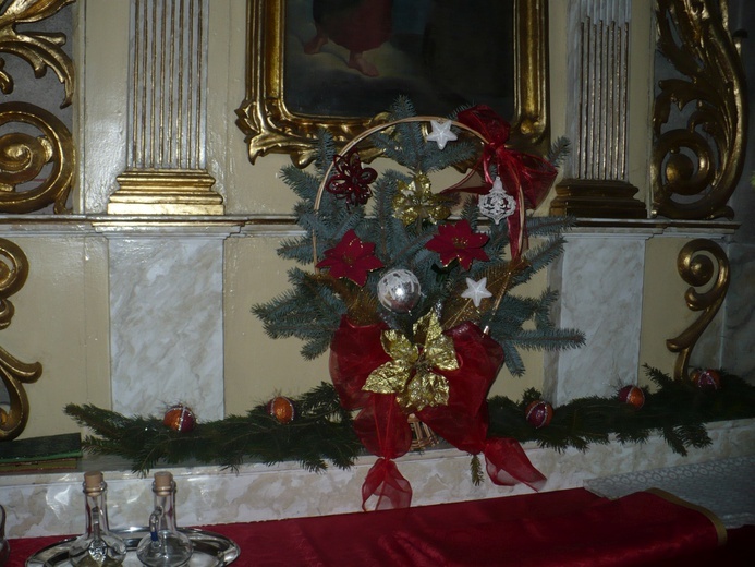 Świąteczna dekoracja kościoła w Łaniętach