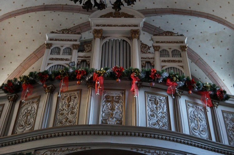 Świąteczna dekoracja kościoła w Łaniętach