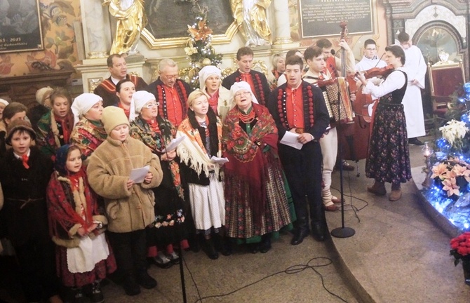 Górale przed obrazem Pani Ziemi Żywieckiej w Rychwałdzie