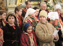 Górale przed obrazem Pani Ziemi Żywieckiej w Rychwałdzie