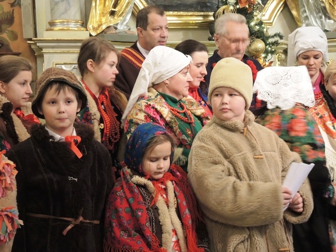 Górale przed obrazem Pani Ziemi Żywieckiej w Rychwałdzie