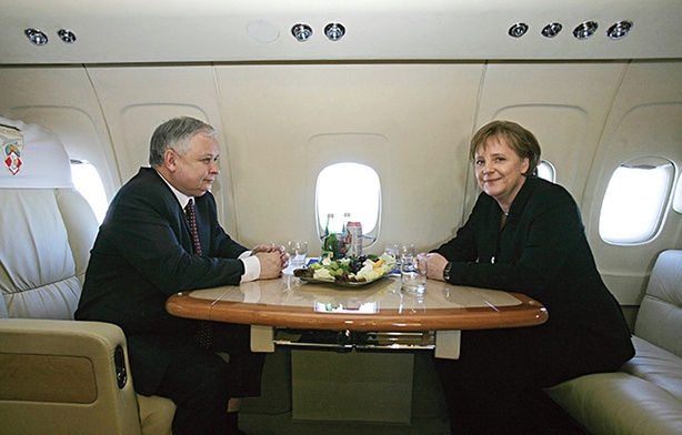 Kanclerz Angela Merkel i prezydent Lech Kaczyński, mimo napięć, próbowali znaleźć porozumienie. Na zdjęciu w samolocie w drodze na Hel w marcu 2007 r.