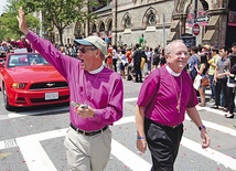 Anglikańscy biskupi Tom Shaw (z lewej) i Gene Robinson (z prawej) z Kościoła Episkopalnego USA podczas tzw. parady równości. Sakra biskupia tego drugiego duchownego, żyjącego ze swoim partnerem, oraz liturgiczne błogosławieństwa dla par homoseksualnych doprowadziły do największego kryzysu we Wspólnocie Anglikańskiej