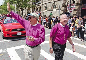 Anglikańscy biskupi Tom Shaw (z lewej) i Gene Robinson (z prawej) z Kościoła Episkopalnego USA podczas tzw. parady równości. Sakra biskupia tego drugiego duchownego, żyjącego ze swoim partnerem, oraz liturgiczne błogosławieństwa dla par homoseksualnych doprowadziły do największego kryzysu we Wspólnocie Anglikańskiej