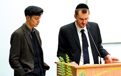 Na zakończenie spotkania rabin Szychowski i jego przyjaciel Borys zaśpiewali psalm 23 