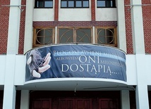  Wejście do sanktuarium Matki Bożej Kochawińskiej w Gliwicach, obok którego znajduje się Centrum „Theotokos”