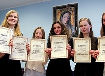 Laureatki pierwszych sześciu miejsc. Od lewej: Oliwia Bilińska (6 miejsce – I LO w Zielonej Górze), Aleksandra Świerkowska (5 m. – I LO w Głogowie), Malwina Stachowska (4 m. – II LO w Gorzowie Wlkp.) Małgorzata Jurczak (3 m. – I LO w Zielonej Górze), Julia Frankowska  (2 m. – I LO w ZG), Julia Białowąs (1 m. – I LO w ZG)