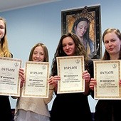 Laureatki pierwszych sześciu miejsc. Od lewej: Oliwia Bilińska (6 miejsce – I LO w Zielonej Górze), Aleksandra Świerkowska (5 m. – I LO w Głogowie), Malwina Stachowska (4 m. – II LO w Gorzowie Wlkp.) Małgorzata Jurczak (3 m. – I LO w Zielonej Górze), Julia Frankowska  (2 m. – I LO w ZG), Julia Białowąs (1 m. – I LO w ZG)