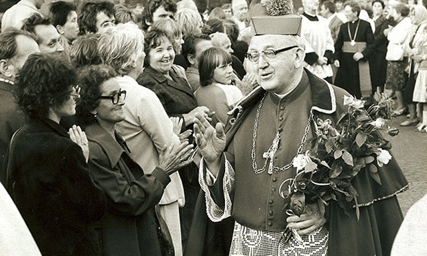 Bp Wilhelm Pluta znał  problemy zwykłych ludzi. Konkretnym wyrazem troski o najuboższych było umieszczenie w kościołach skarbonki z napisem „Mój 1 zł miesięczny  dla najbiedniejszych”.  Takie skarbonki w wielu świątyniach są do dzisiaj