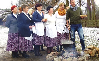 Panie ze Stowarzyszenia „Nasza Wieś Józefów” z Karolem Okrasą