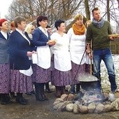 Panie ze Stowarzyszenia „Nasza Wieś Józefów” z Karolem Okrasą