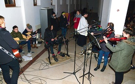 Podczas comiesięcznych adoracji gra zespół, który zapewnia oprawę muzyczną coniedzielnych Mszy św. o 11.30