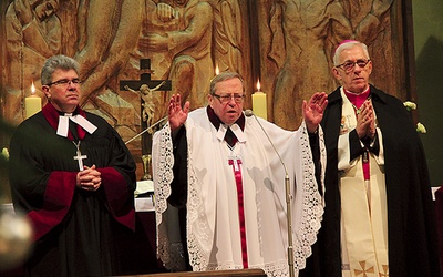 Nabożeństwo ekumeniczne. Od lewej biskupi ewangelicko-augsburscy Marian Niemiec oraz Paweł Anweiler, abp Wiktor Skworc