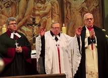 Nabożeństwo ekumeniczne. Od lewej biskupi ewangelicko-augsburscy Marian Niemiec oraz Paweł Anweiler, abp Wiktor Skworc