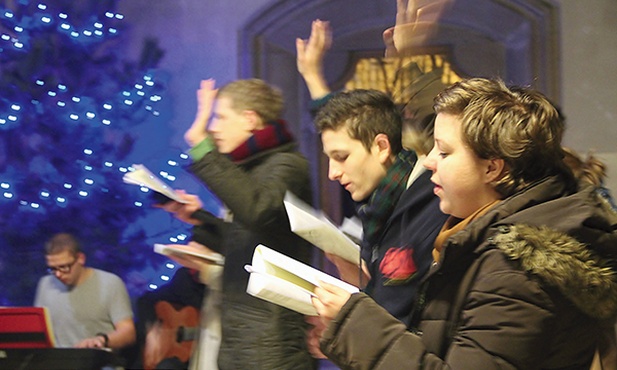 Młodzi uwielbiają Jezusa w kościele Mariackim. Na zdjęciu pierwsza z prawej to Agata, trzeci – Carl