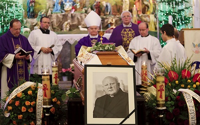  Pogrzebowej liturgii przewodniczył bp Tadeusz Rakoczy