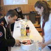 Komendant kęckich maltańczyków Mariusz Zawada i Ania Bogacz zaraz poczęstują wszystkich jubileuszowym tortem