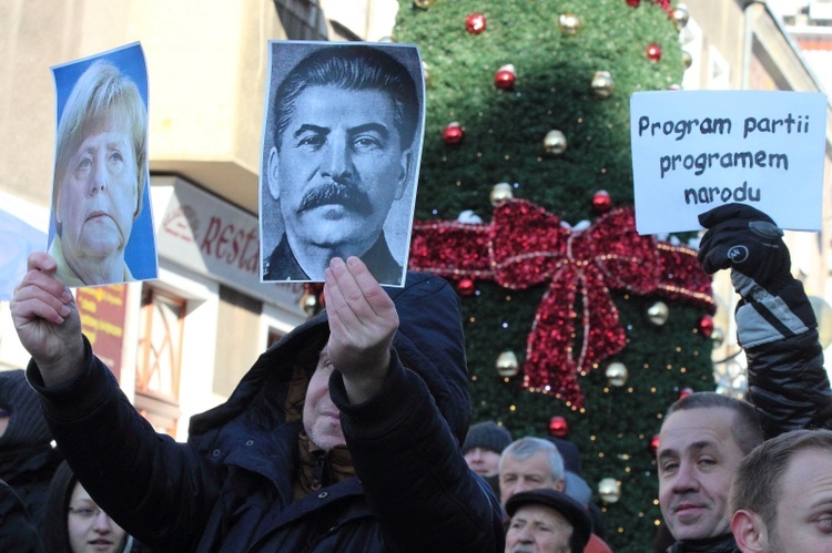 Manifestacja Komitetu Obrony Demokracji w Olsztynie