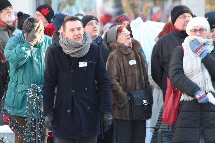 Manifestacja Komitetu Obrony Demokracji w Olsztynie