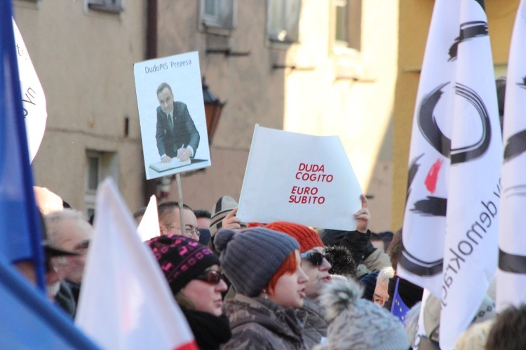 Manifestacja Komitetu Obrony Demokracji w Olsztynie