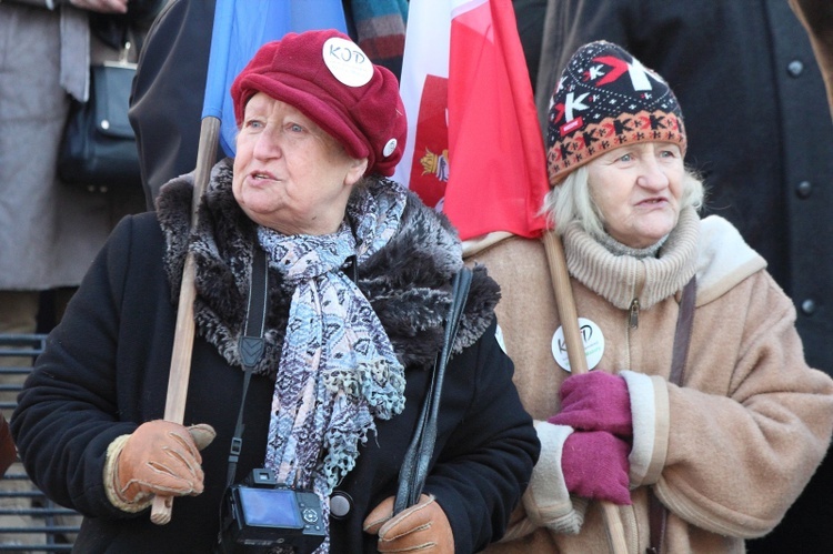 Manifestacja Komitetu Obrony Demokracji w Olsztynie