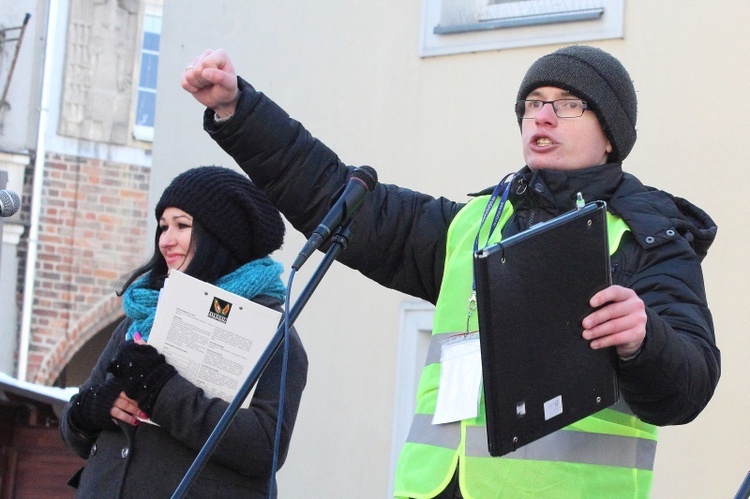 Manifestacja Komitetu Obrony Demokracji w Olsztynie