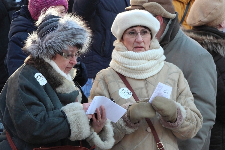 Manifestacja Komitetu Obrony Demokracji w Olsztynie