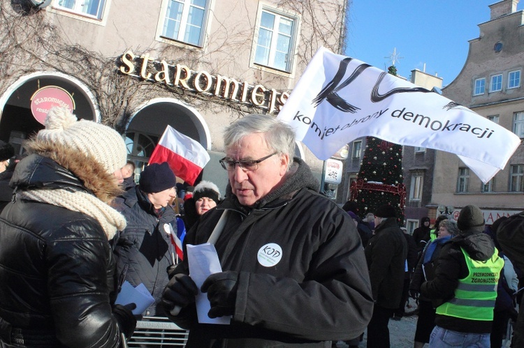 Manifestacja Komitetu Obrony Demokracji w Olsztynie