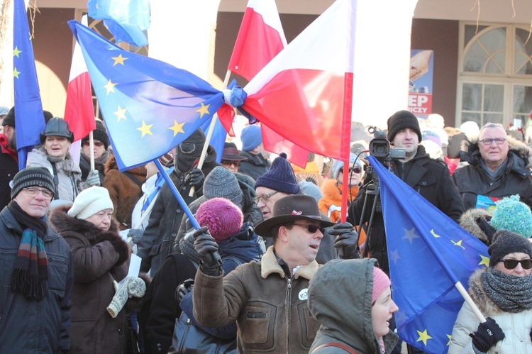 Manifestacja Komitetu Obrony Demokracji w Olsztynie