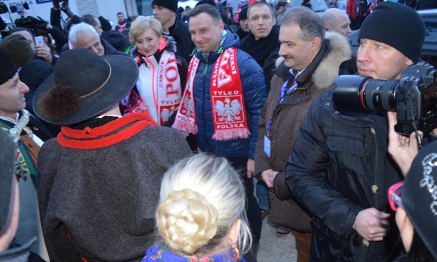 Prezydent Duda i kard. Nycz kibicują skoczkom