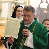 Ks. Władysław Moczarski z kopią aktu chrztu bł. Bolesławy Lament