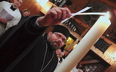  Wymownym znakiem podczas liturgii było odpalenie świec z jednej wspólnej świecy przez wszystkich uczestników modlitwy oraz przekazanie znaku pokoju. Na zdjęciu: ks. Jarosław Szmajda z parafii prawosławnej w Gorzowie Wlkp.