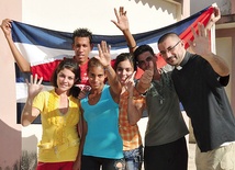  Dołóż swoją cegiełkę do biletu dla młodych Kubańczyków. Na zdjęciu: ks. Witold Lesner z częścią młodzieży, która chce spotkać się z papieżem Franciszkiem w Krakowie