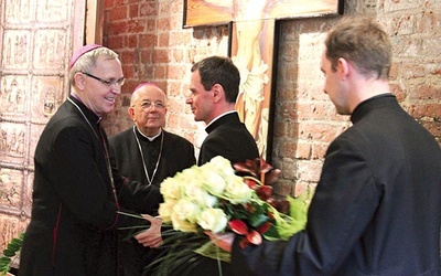 Ks. Mirosław Milewski przyjmuje gratulacje od bp. Piotra Libery  i bp. Romana Marcinkowskiego