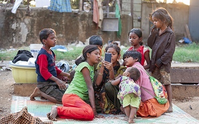 20. 01.2016. Bombaj. Indie. Bezdomne dzieci oglądają film na telefonie komórkowym. Według najnowszych raportów ponad 37 tysięcy dzieci żyje na ulicach tej indyjskiej metropolii. 