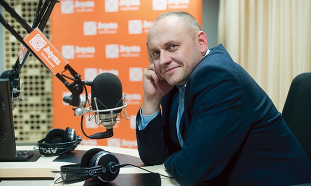 Rafał Porzeziński  – dziennikarz radiowy, pracował m.in. w radiowej Trójce, Radiu Zet czy katolickim Radiu Józef. Twórca programów telewizyjnych w mediach komercyjnych i publicznych, współtwórca Stowarzyszenia „Twoja Sprawa”, współtwórca i wydawca „12 kroków do wolności nie tylko dla chrześcijan”. Założyciel wydawnictwa Raj Media. Obecnie dyrektor Pierwszego Programu Polskiego Radia.