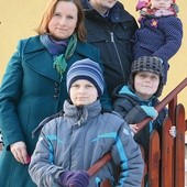 Izabela jest żoną Dominika,  mamą Rafała, Michała i Gabrysi