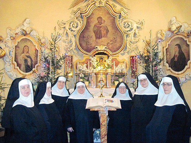  Benedyktynki z Wołowa zgromadzone przy relikwiach św. Jana Pawła II i Biblii Jubileuszowej