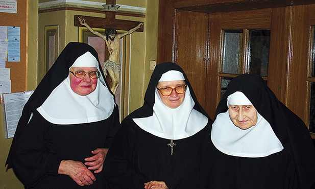  Obecnie przełożoną opactwa jest s. Stefania (pośrodku). Siostra Sabina (po prawej) jest najstarszą spośród mniszek staniąteckich (ma 94 lata). Po lewej s. Barbara 
