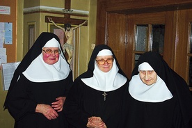  Obecnie przełożoną opactwa jest s. Stefania (pośrodku). Siostra Sabina (po prawej) jest najstarszą spośród mniszek staniąteckich (ma 94 lata). Po lewej s. Barbara 