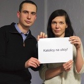 „Katolicy na ulicy!”  – to hasło, z jakim Anię i Dominika znaleźć można na Stawowej