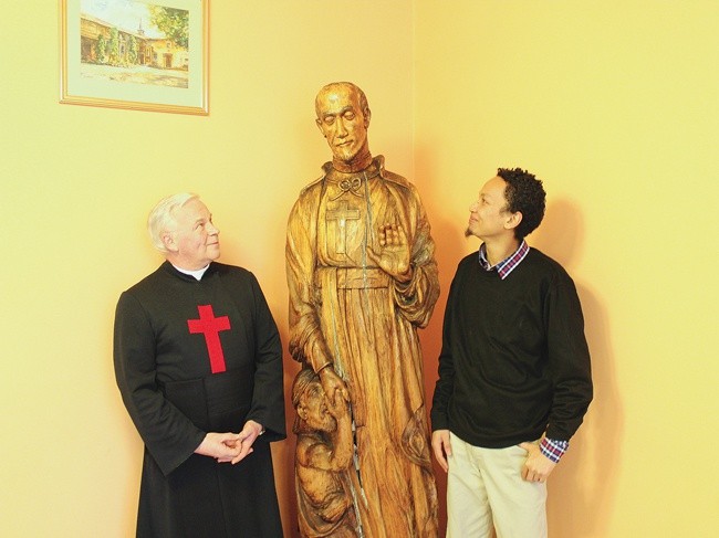 Ojciec Marek Mańka, mistrz nowicjatu, i brat Jan przy figurze św. Kamila