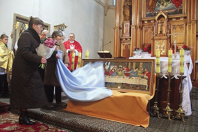  Kościół pw. Niepokalanego Poczęcia NMP jest jednym z niewielu na świecie, gdzie zawiśnie wyhaftowany ręcznie obraz