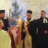 Czterej kapłani zapalili od paschału świece. Płomieniem podzielili się z wiernymi