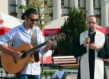  Ks. Łukasz Żaba i Sebastian Jokiel podczas ewangelizacji  na oleskim rynku