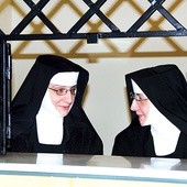 S. Teresa (z lewej) i s. Bernadeta nie myślały, że kiedyś będą razem w Zakonie Świętej Klary 