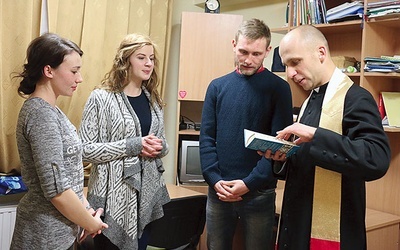  Najpierw jest modlitwa, później rozmowa. Od lewej: Ilona Drab, Anna Matuszewska, Karol Górski i ks. Artur Chruślak
