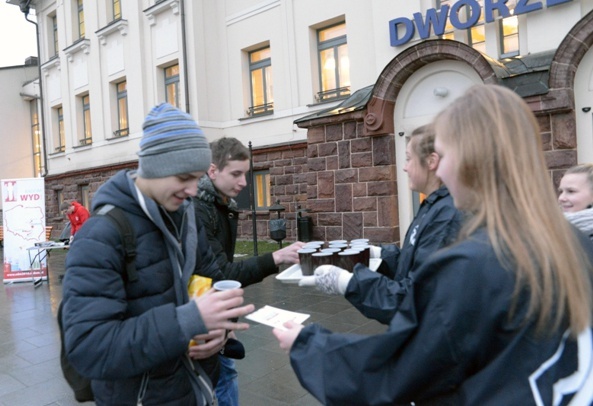 Wolontariusze ŚDM rozdawali herbatę na dworcu