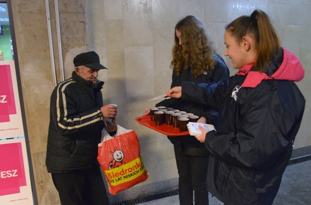 Wolontariusze ŚDM rozdawali herbatę na dworcu